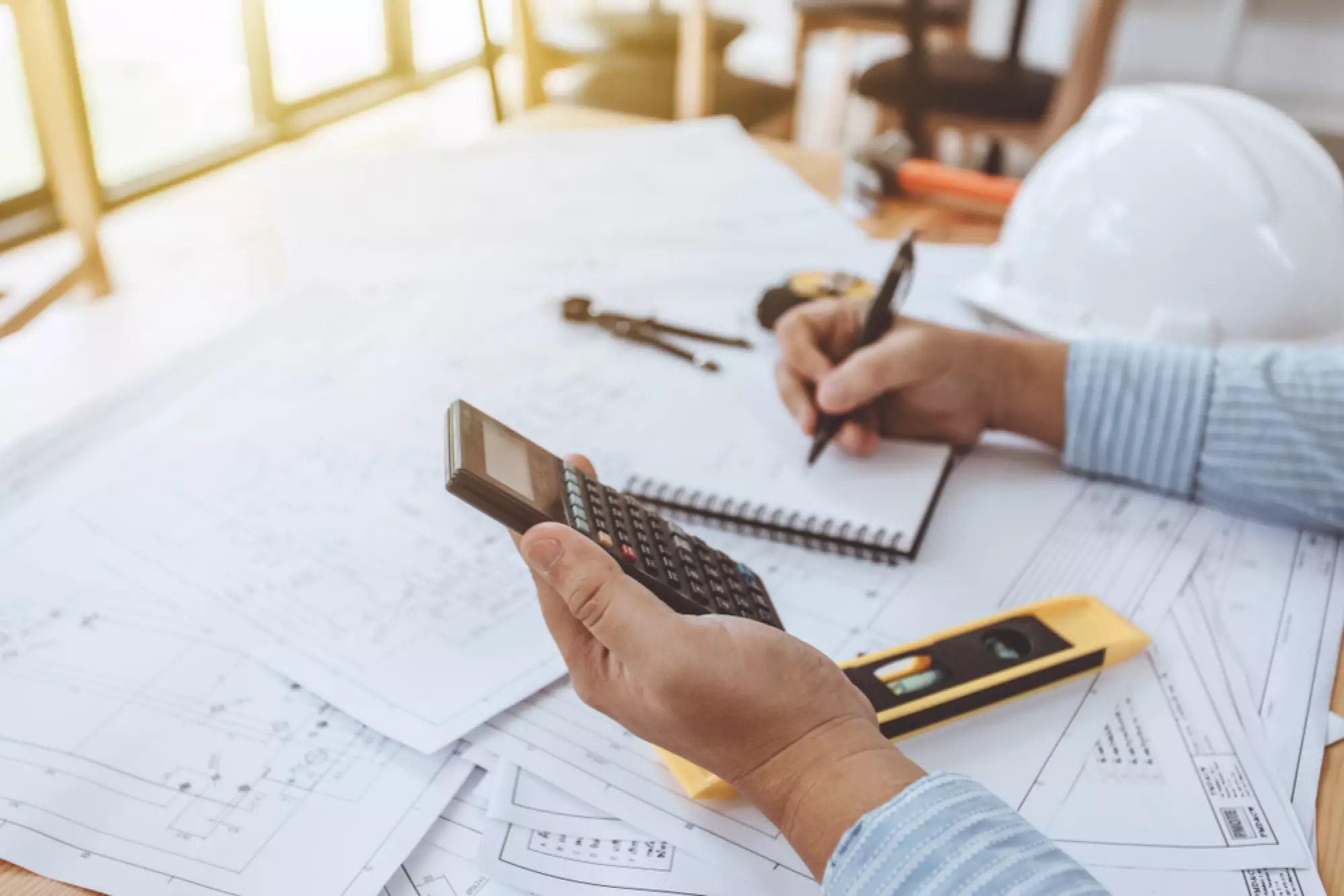 Un homme fait des calculs avec une calculette