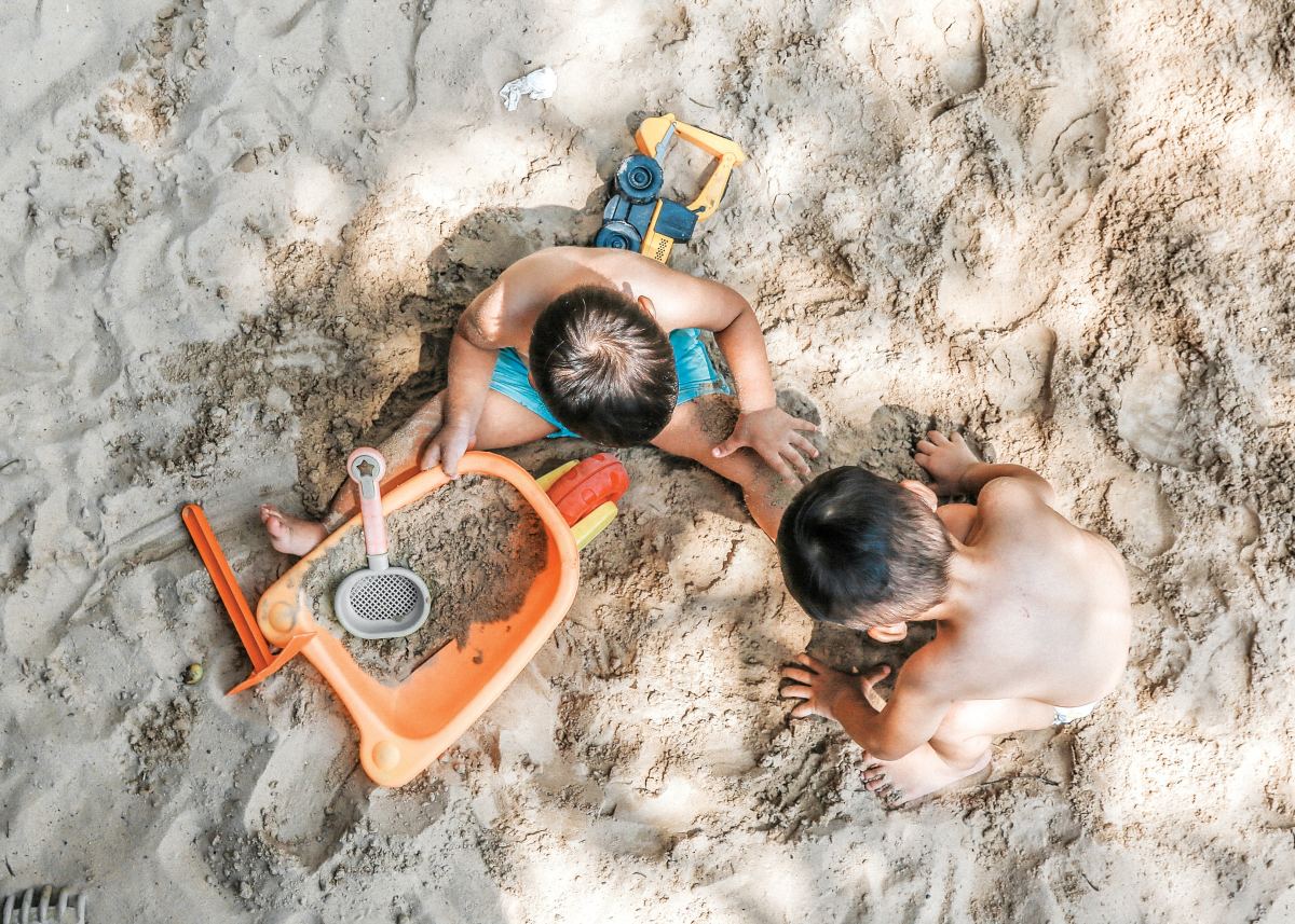 Vivre à Pornic – Des enfants en train de jouer dans le sable