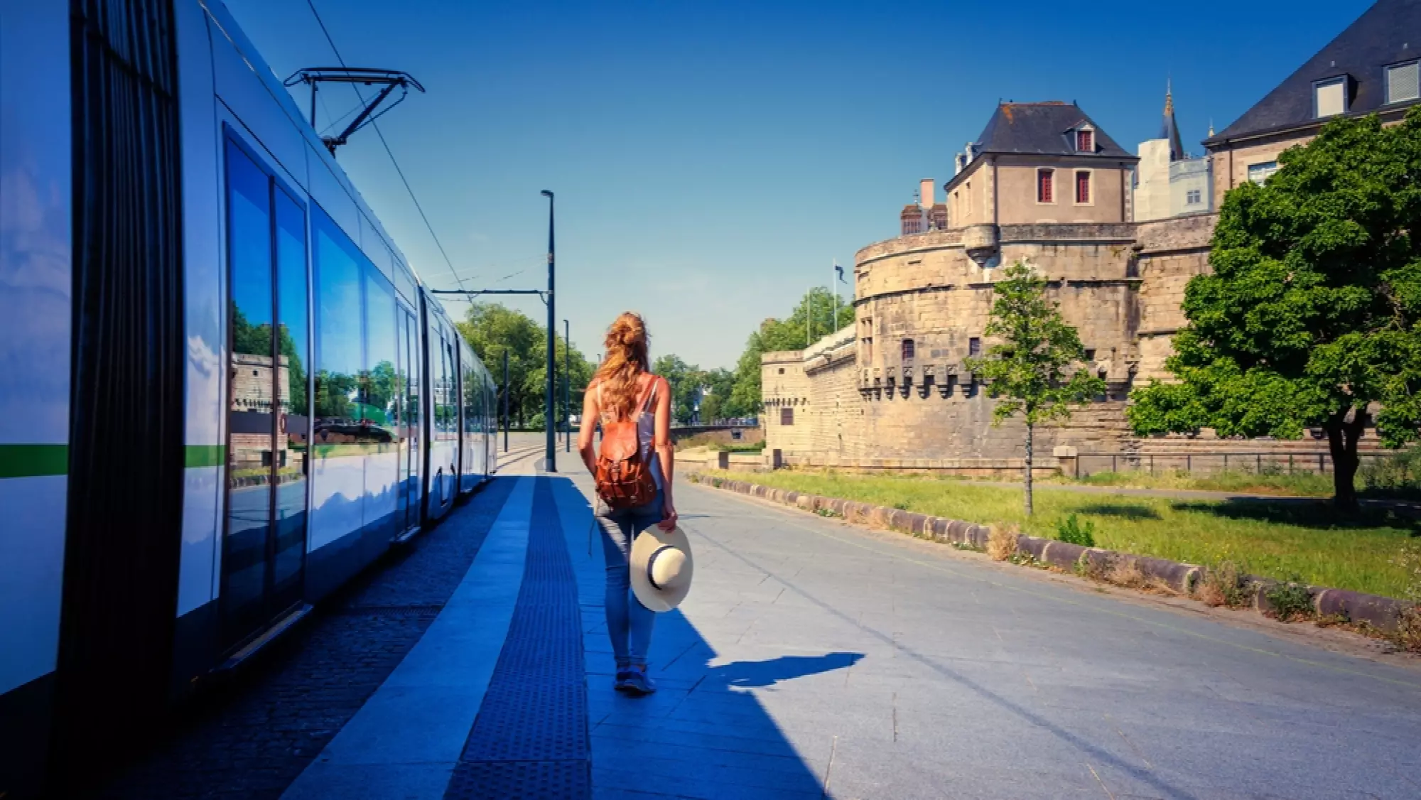Femme devant le château des Ducs