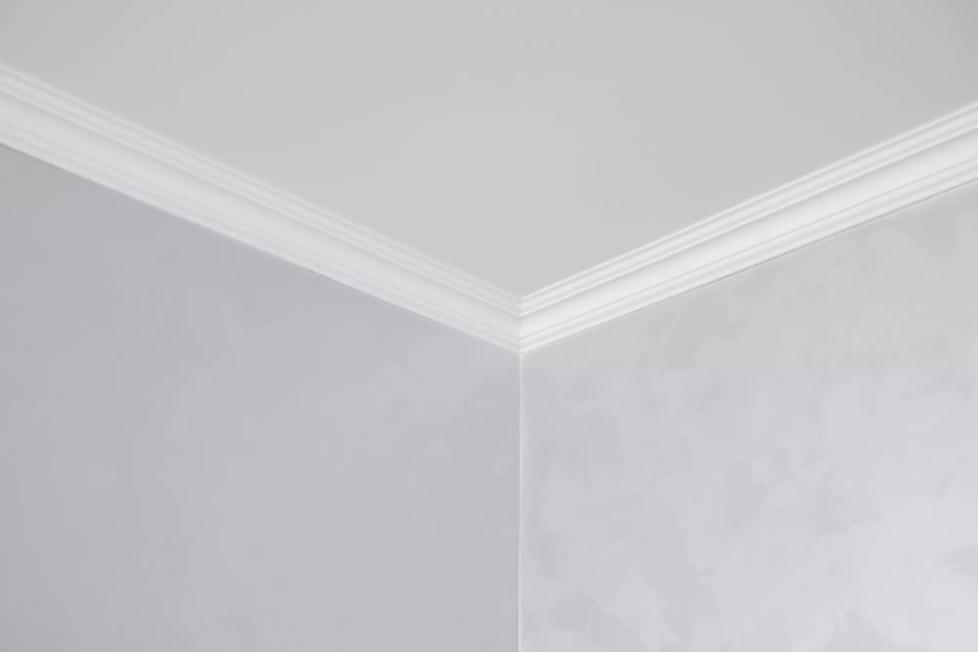 plafond avec petites moulures