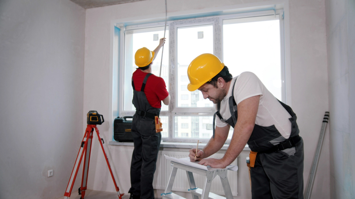 Hauteur sous plafond standard neuf – Des ouvriers en train de travailler
