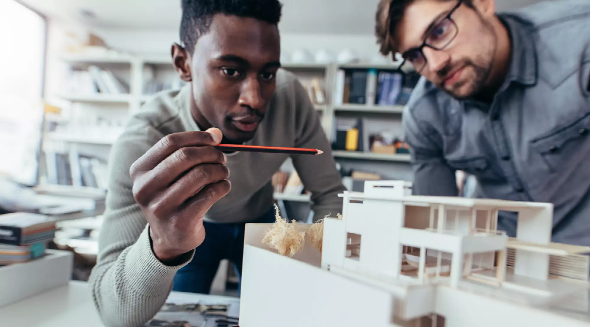 Deux architectes travaillent sur une maquette