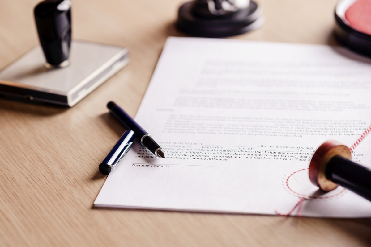 Frais de notaire VEFA – Un contrat de vente immobilier et un stylo