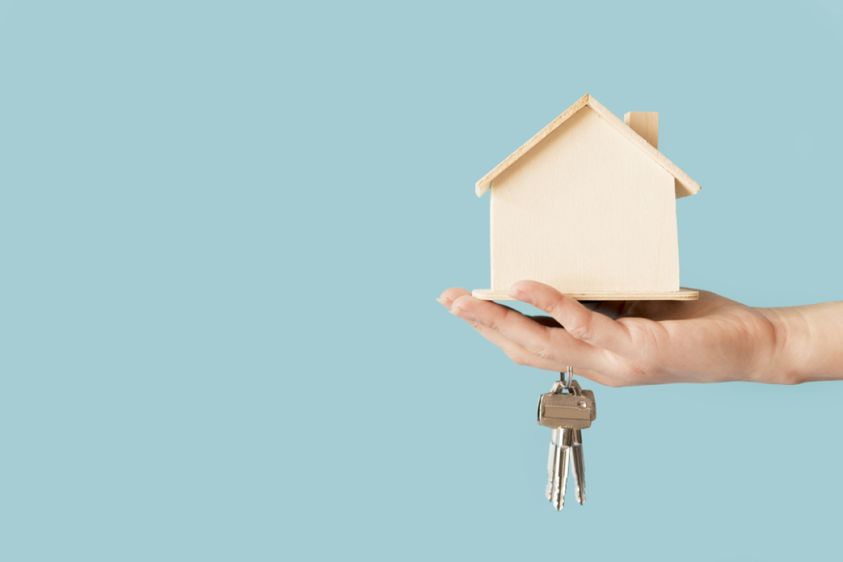 nouveau zonage pinel loire-atlantique – une maison dans la main avec des clés