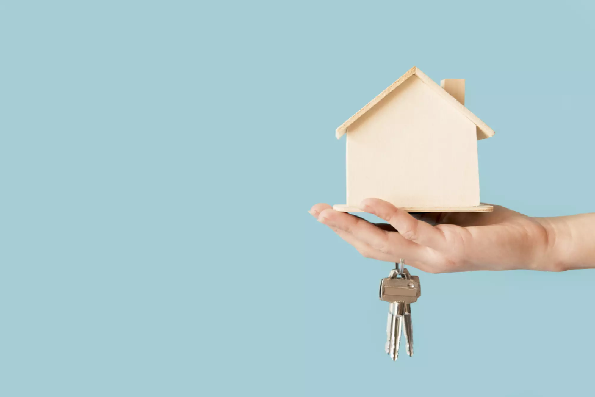 une maison dans la main avec des clés