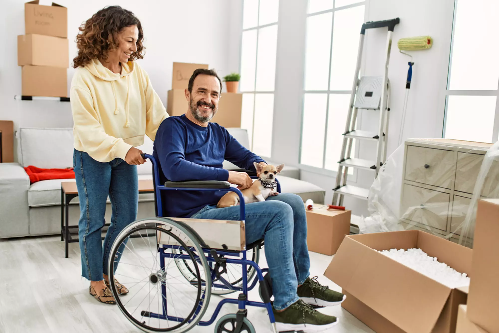 Une personne en fauteuil roulant aménage dans son nouvel appartement