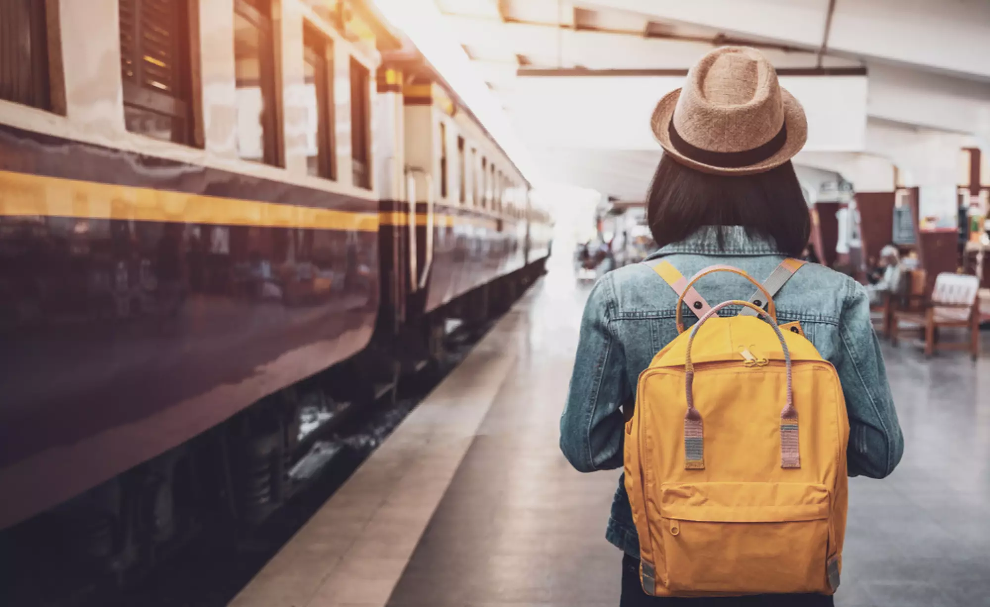 une jeune femme se prépare à monter dans un train