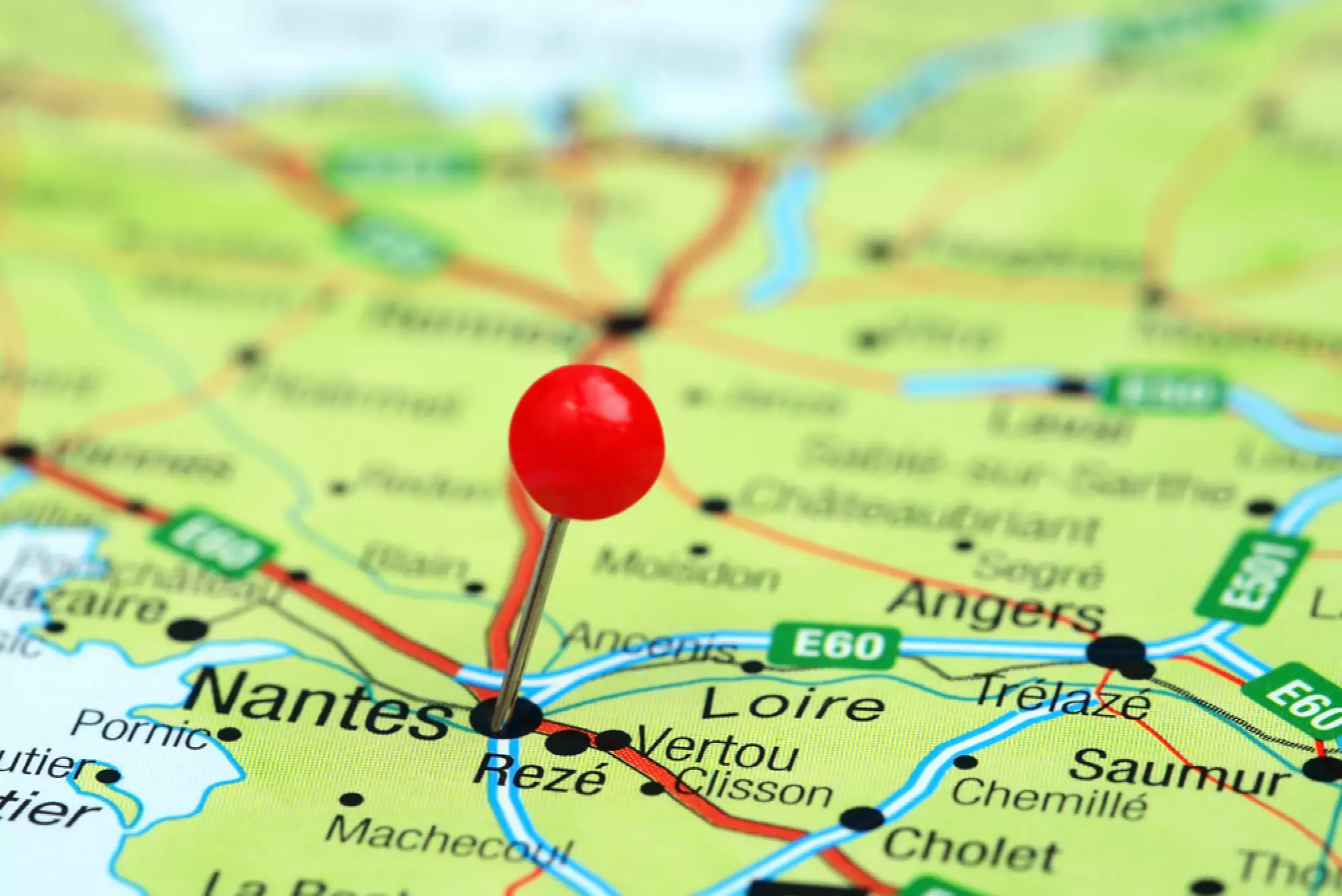 une carte de france avec un pin sur Nantes