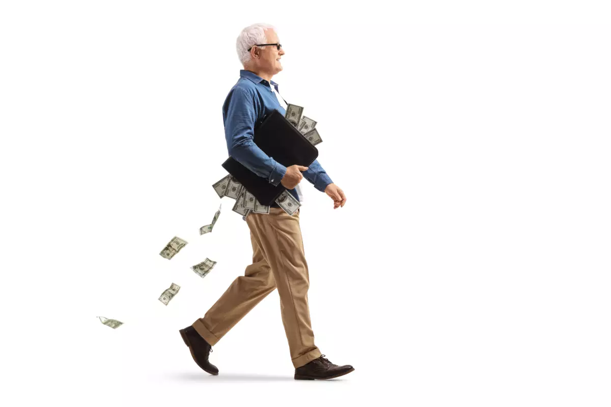 devenir promoteur nécessite un capital personnel. un homme marche avec une valise dont ressortent des billets
