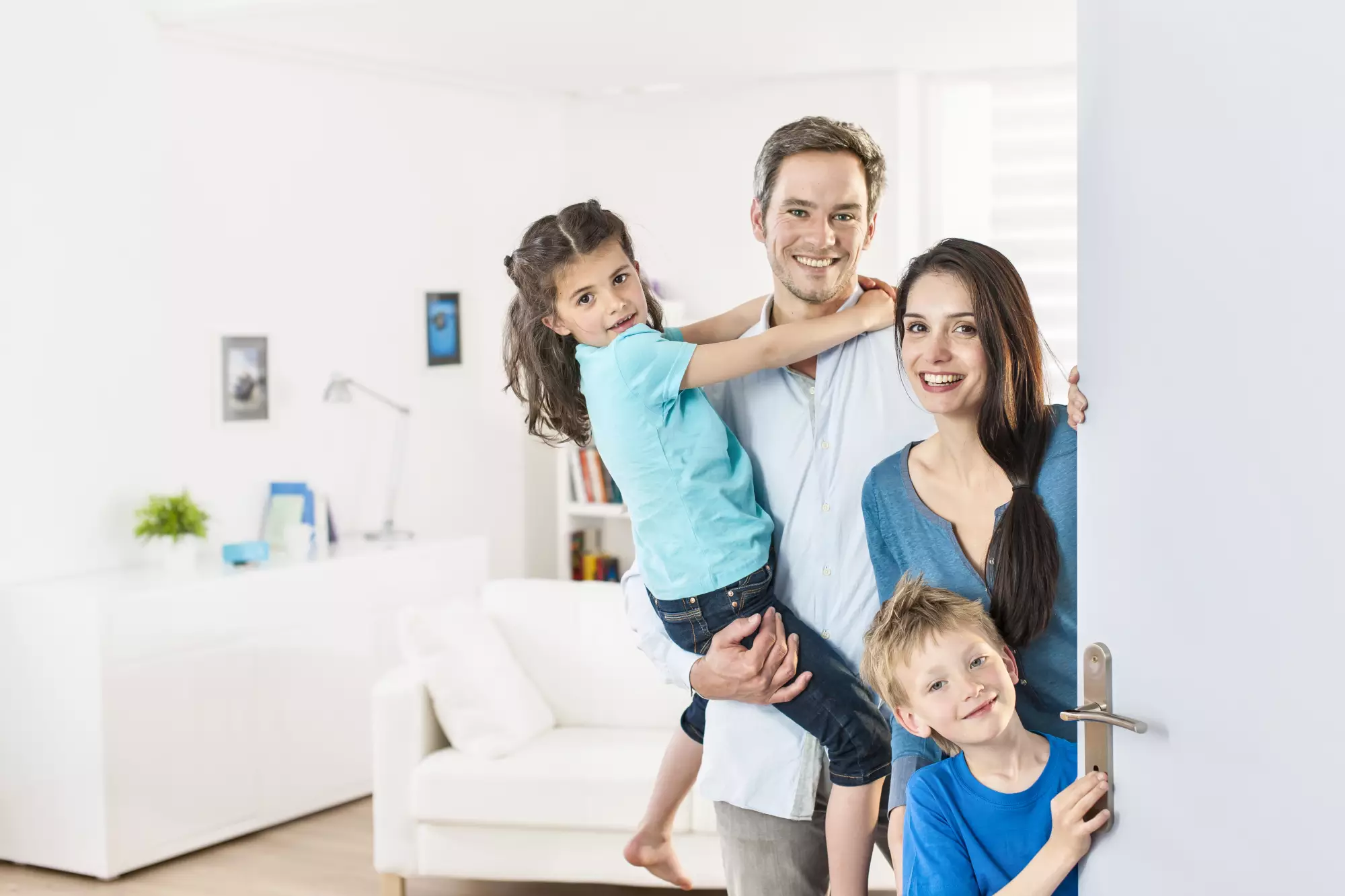 famille heureuse dans son nouvel appartement acheté en bail réel solidaire