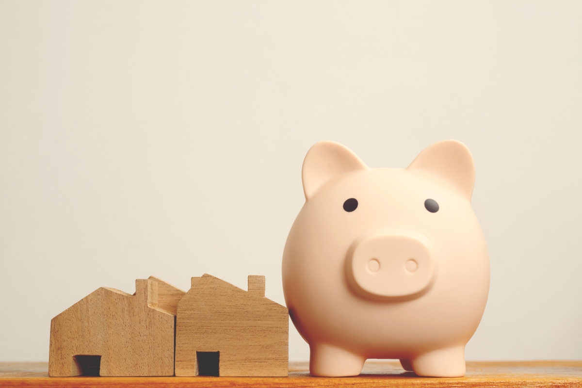 investissement locatif avant achat résidence principale – tirelire cochon et maisons en bois