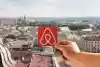un logo airbnb sur fond de paysage urbain