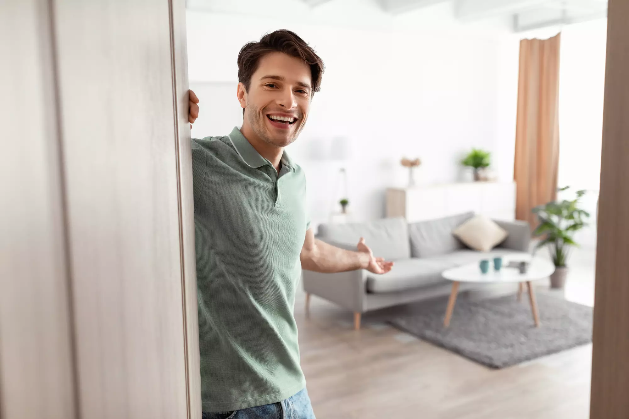 jeune homme ouvrant la porte de son logement