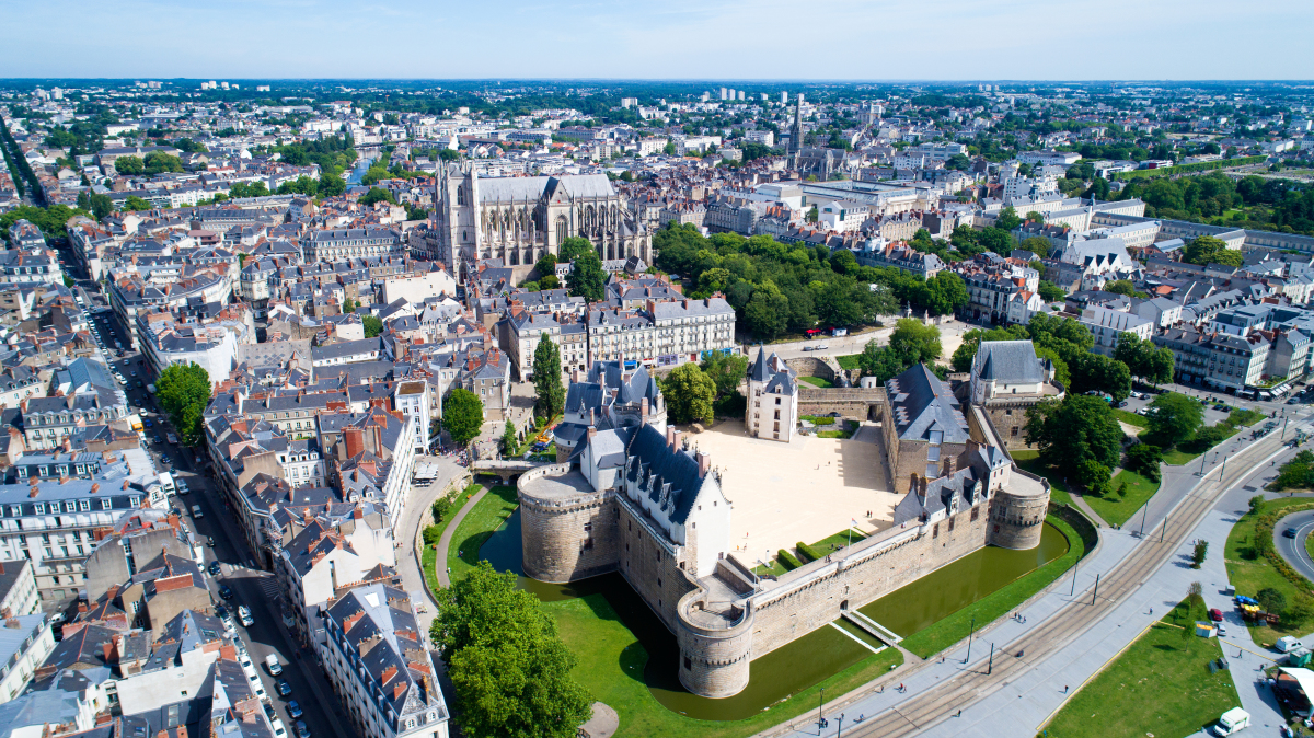 vue de Nantes avec le Château des Ducs au premier plan