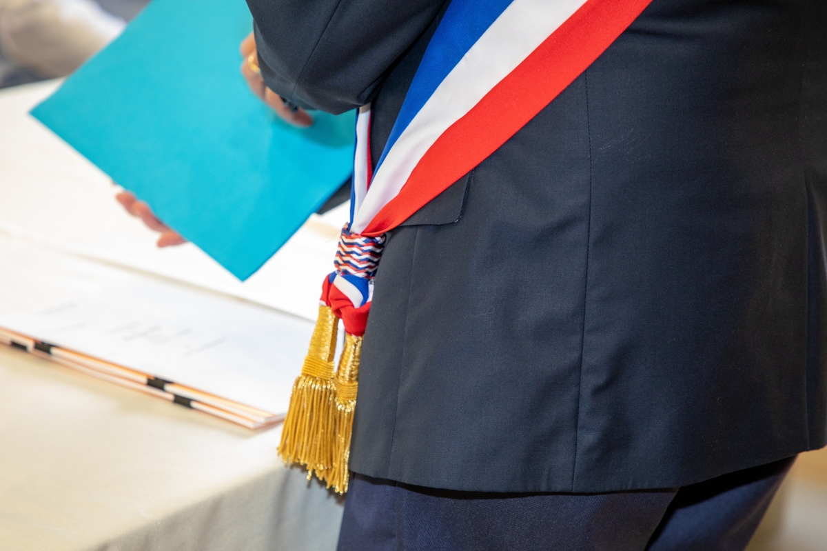 une écharpe de maire française avec sa pampille dorée