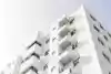 contre-plongée d'un immeuble de logements neufs
