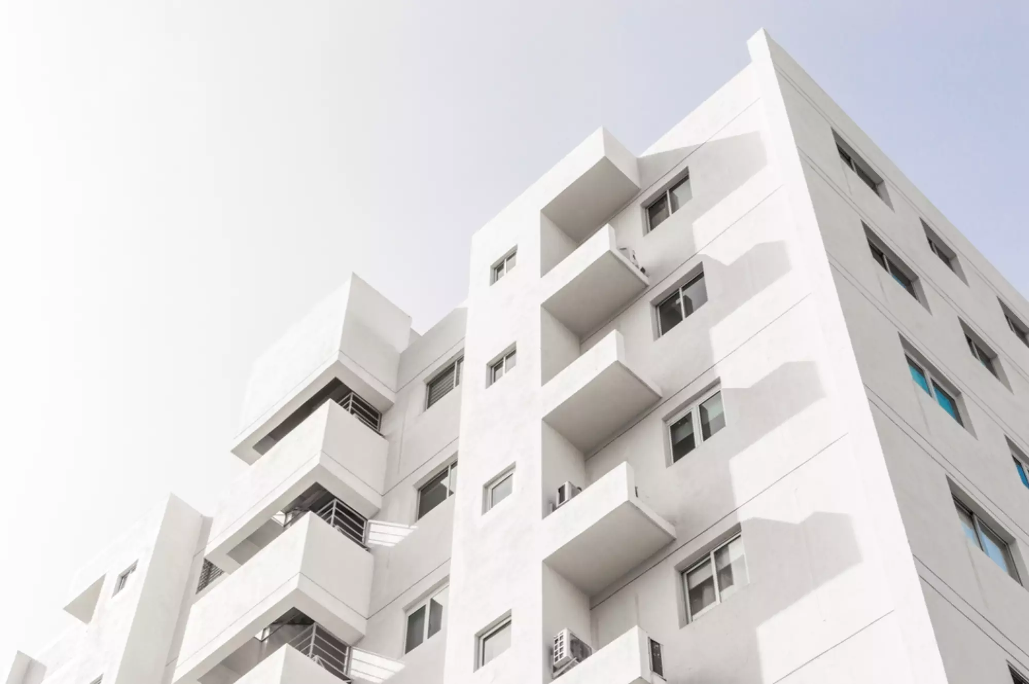 contre-plongée d'un immeuble de logements neufs