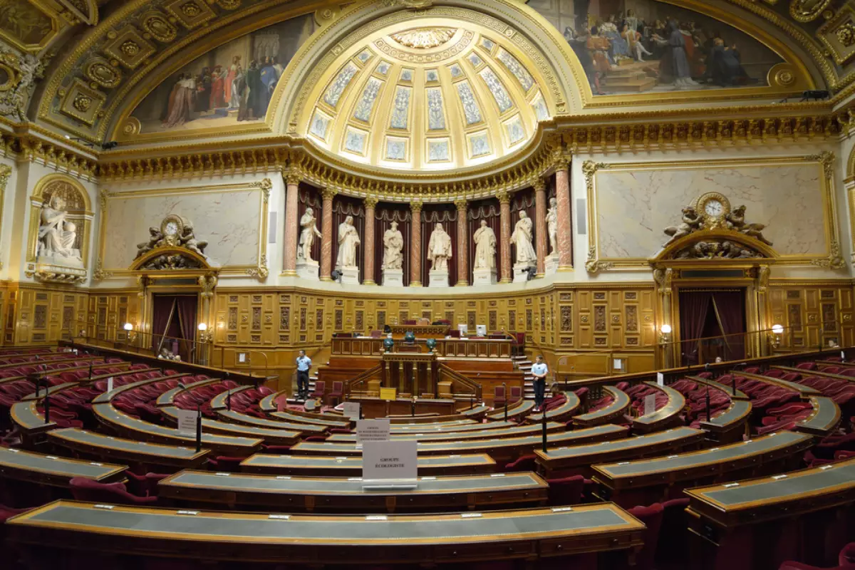 Freins potentiels et débats en cours salle de réunion du sénat français au Palais du Luxembourg