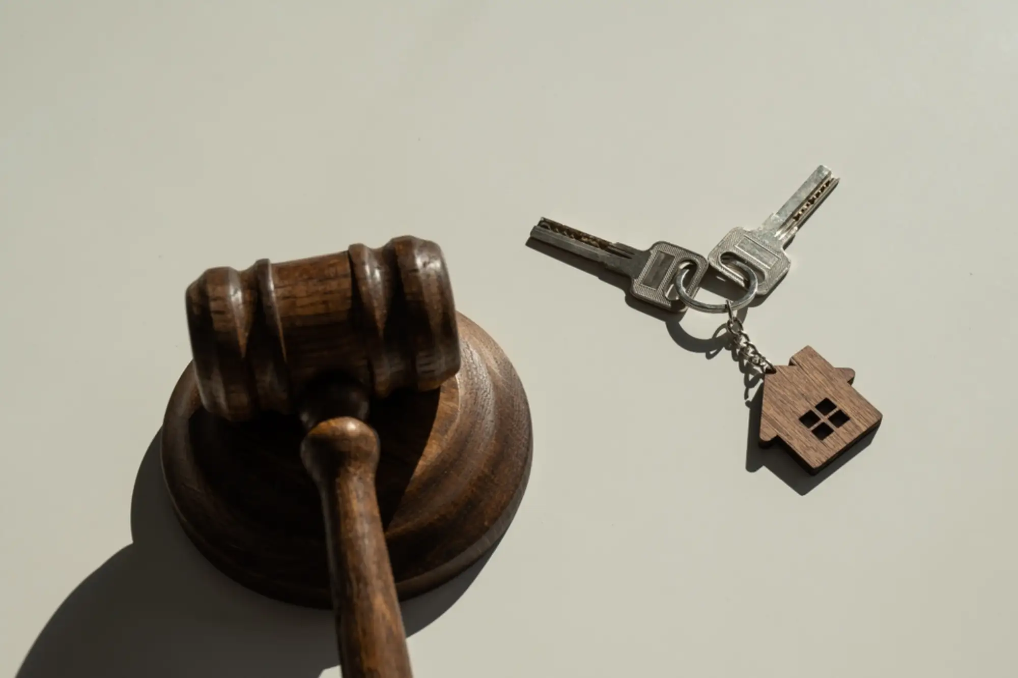 marteau de justice et trousseau de clés