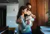 un couple avec son bébé dans son salon